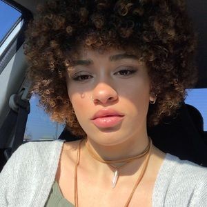 Meet your Posher, Kayla